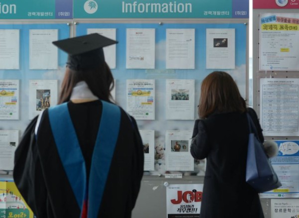 韓国で仕事を探す女子大生