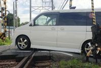 シャコタン カッコイイ 車高の低い改造車 踏切で事故相次ぐ 西鉄 ｄｑｎ男に復旧費など請求も A6ニュース ﾟdﾟ