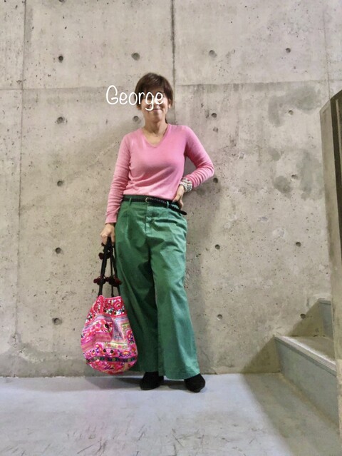 0302 ピンクニットにカーキのワイドパンツ 上下ユニクロのリラックス内勤コーデ Le Style George
