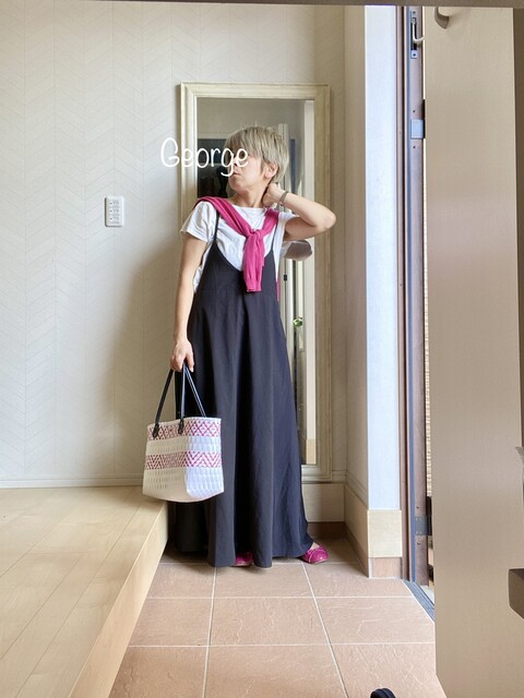 2412 黒サロペットと白tのシンプルコーデ ピンクをアクセントに Le Style George