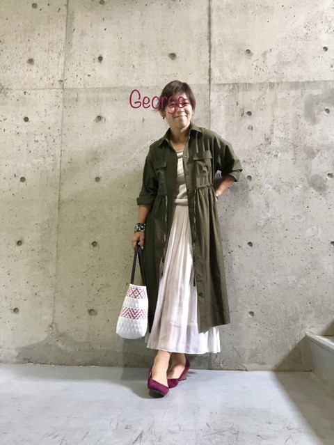 しまむらのカーキシャツワンピース 白のプリーツスカートに合わせた重ね着コーデ Le Style George