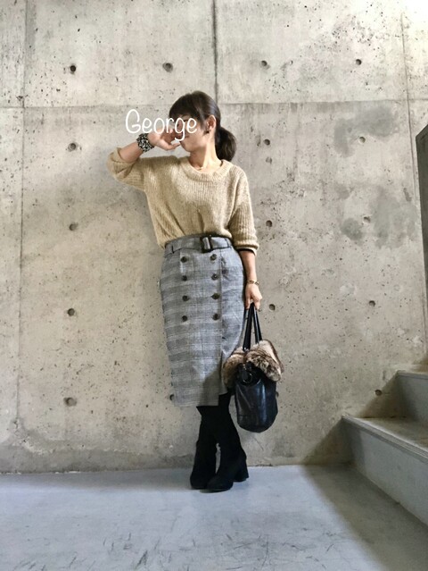 1915 しまむらのグレンチェックタイトスカート ゴールドのニットに合わせたオフィスコーデ Le Style George