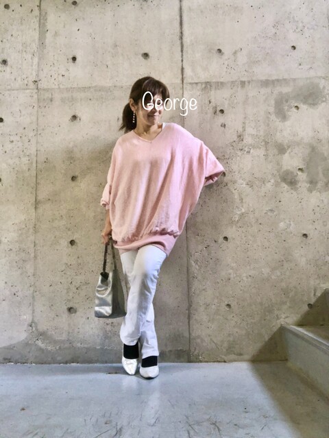 20200322 ピンクニットとユニクロ白パンツ、シルバーパンプスで