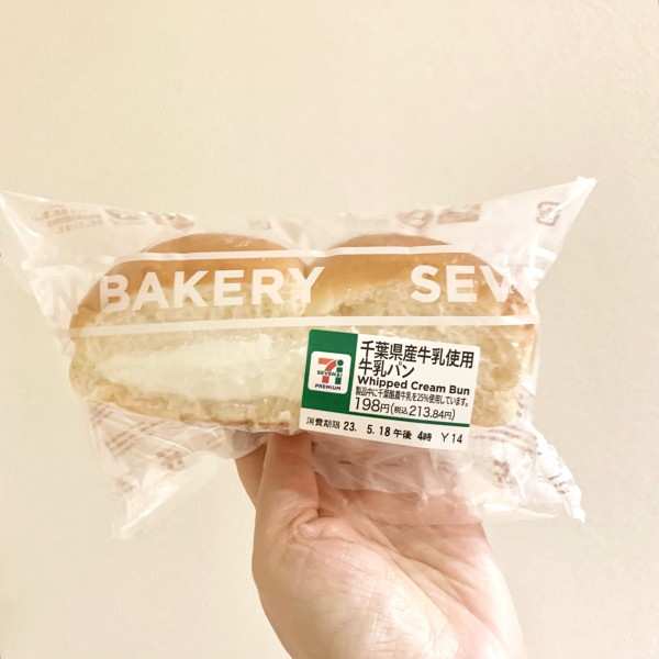 ミルクっぽさ全開！ご当地牛乳を使ったセブンの「牛乳パン」 : そんな