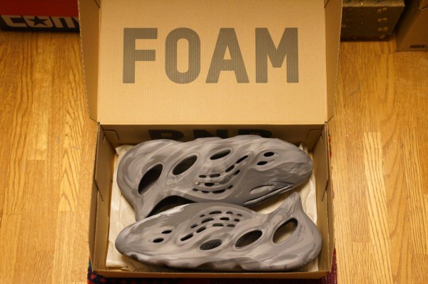 ADIDAS ORIGINALS YZY FOAM RNR : ああ、好きに走ればいいじゃない