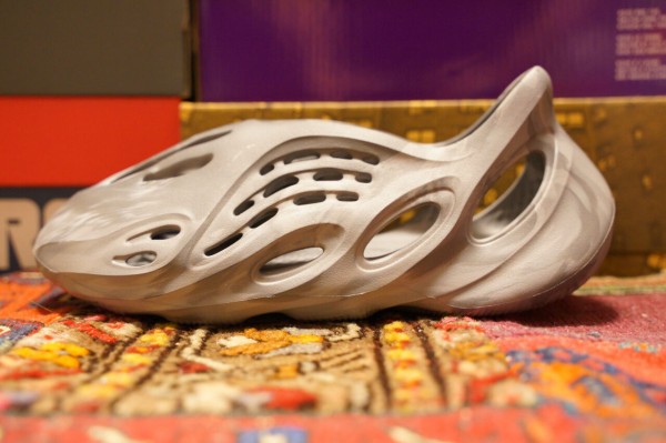 ADIDAS ORIGINALS YZY FOAM RNR : ああ、好きに走ればいいじゃない