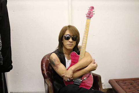 B'z Officialからのお知らせと御礼 松本孝弘 ピンクの
