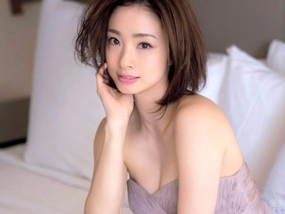 上戸彩　エロ ２児の母、上戸彩が神々しく美しいドレス姿で胸の谷間を魅せる : 画像ナビ!