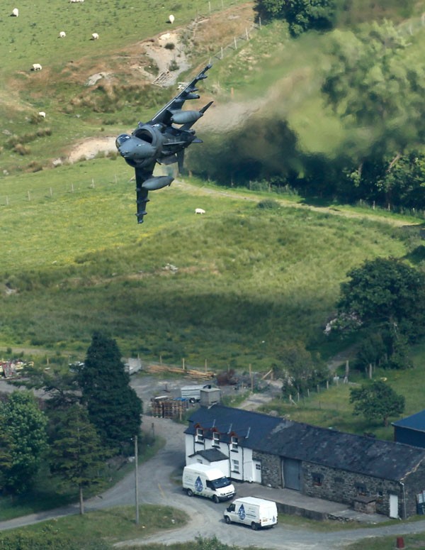 最低高度30m 狭い谷間を亜音速で軍用機が飛行する 低空飛行訓練空域lfa7 マック ループ 写真10枚 動画1点 Aviation Data Focus