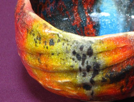 ひとつの釉薬が赤、黄、緑、青など七色に変化する抹茶茶碗 : 金田充夫