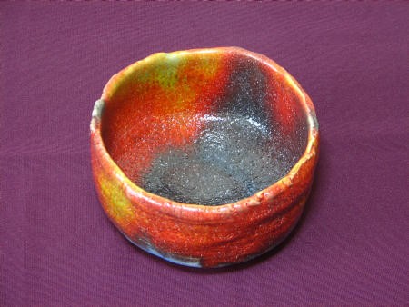 一種類の釉薬が赤、黄、緑、青など七色に変化する抹茶茶碗 : 金田充夫