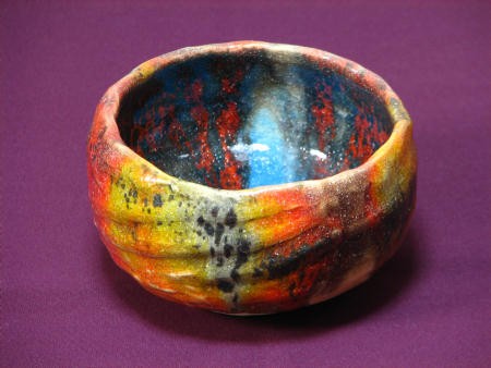 ひとつの釉薬が赤、黄、緑、青など七色に変化する抹茶茶碗 : 金田充夫