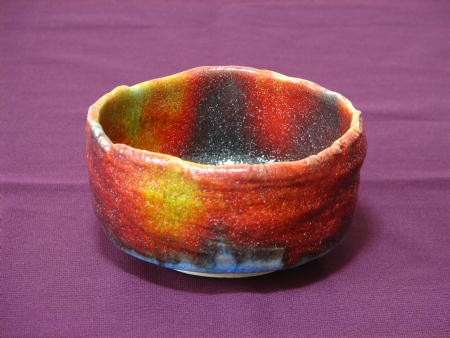 一種類の釉薬が赤、黄、緑、青など七色に変化する抹茶茶碗 : 金田充夫