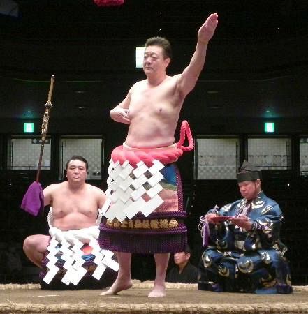 元横綱・旭富士の伊勢ケ濱親方が還暦土俵入り 太刀持ちに日馬富士 : すもにゅ～