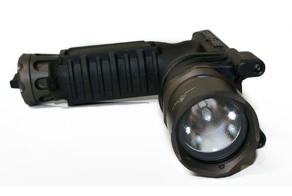 SUREFIRE M910A ヴァーティカル ウェポンライト : アカリ
