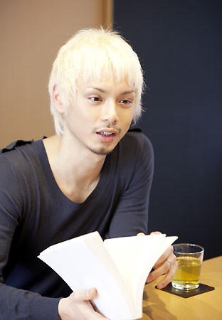 芸能 ライフスタイル紙の新編集長となった水嶋ヒロさんの金髪 あご髭がヤバい ゲイっぽいと話題に アカ速 政治 経済 芸能 社会おもしろニュース