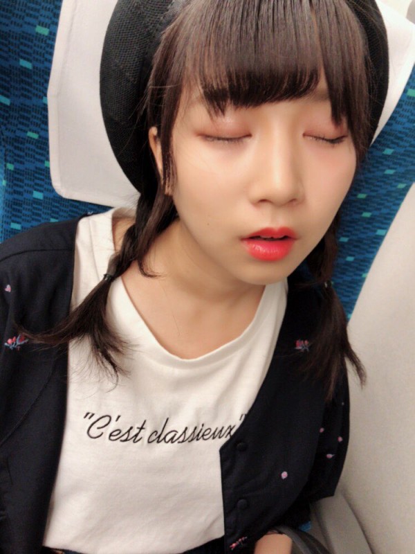 荒井優希がついに太田彩夏の寝顔をゲット かわえええええええ 可愛い 可愛いけど 口が開いてるw Ske48まとめろぐっ