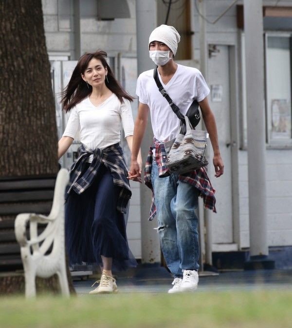 速報 元大人akbが ご近所不倫 相手は年下独身の 小室哲哉お墨付きミュージシャン 文春砲 Akbフレンド