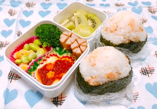 女子高校生のお弁当 鮭おにぎり弁当 ２年間で３５０万円貯めた ズボラ主婦の節約家計簿管理ブログ Powered By ライブドアブログ