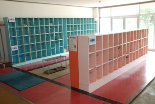 下駄箱に反比例する子ども達 です 泣いた なまはげ の天気読み