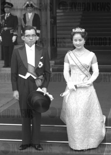昭和39年(1964) 皇族 常陸宮正仁親王御結婚記念章牌 極珍皇室特別記念品 ご結婚60年の歩み｜常陸宮さまと華子さまの静かな皇室人生 : 日本の