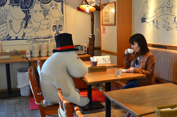 海外 遂に日本が一人レストランでも周りから変に見られない方法 巨大な動物のぬいぐるみを使用 を編み出したぞ セカイテキ非日常