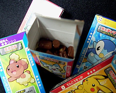 2001年Meijiポケモンアソート・チョコレート詰合せ　空き容器とオマケシール 明治製菓「ポケモンアソート」GETだぜ！ : 有栖のポケモン日記