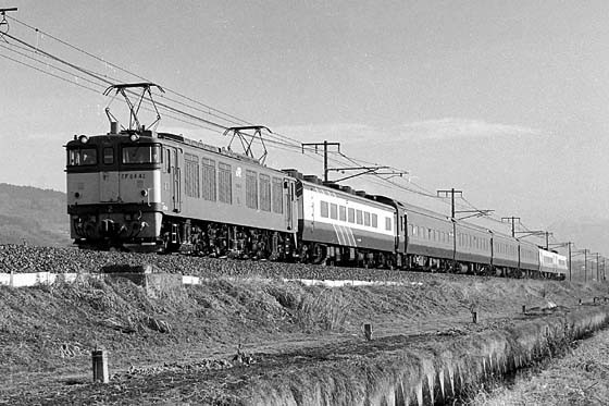 EF64-42+14系300番台×1両+14系寝台車×4両+14系200番台×2両