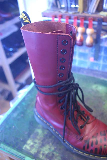 ガアツDr. Martens 赤 レザー ミッドカット ブーツ 丈詰めの季節 世界で一足の Dr.Martens 篇 : ampersand