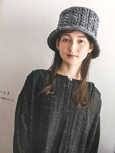 朝日新聞出版発刊「冬コーデの定番アイテム 手編みの帽子
