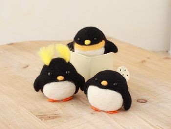 小さなシマエナガを作りました🎵 目と足のパーツを羊毛で刺していく