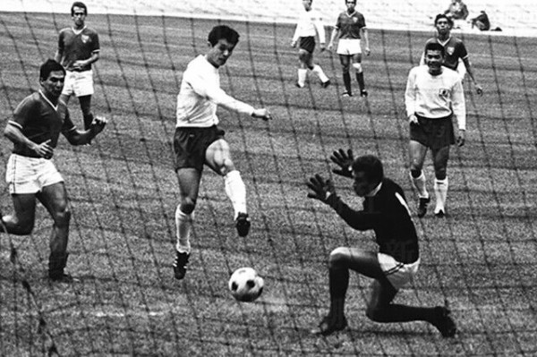 議論 釜本邦茂 最近の日本サッカーは 個の能力ばっかり評価している 違う サッカーは必ず仲間が必要なんだ Jとfの歩き方