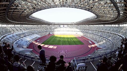 新国立競技場 普通ですね 普通だね 収容8万人のはずが6 8万人は埼スタ 6 3万 以上日産スタ 7 2万 以下 なにより陸上トラック付き Jとfの歩き方