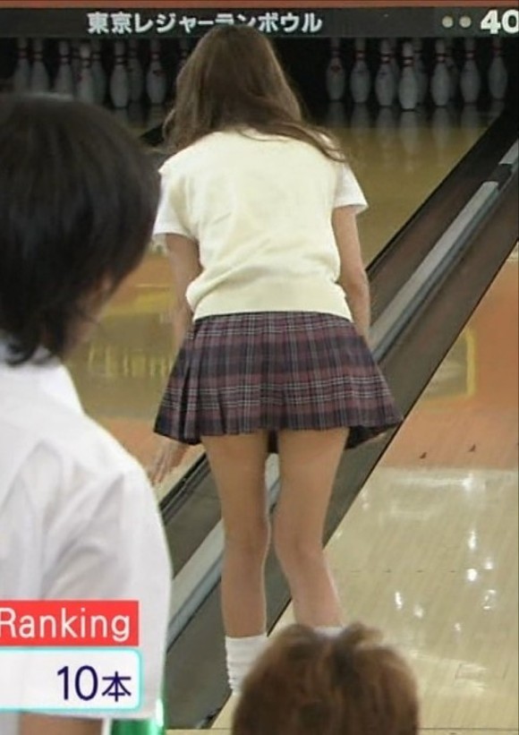 マギーがミニスカjkのコスプレでボウリング パンツ見えそう あかん速報