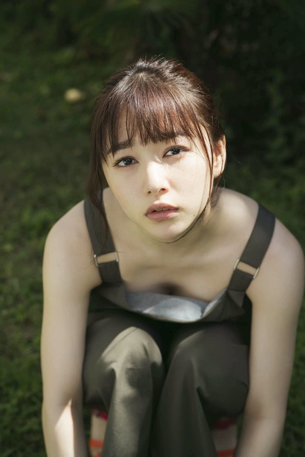 画像 桜井日奈子 胸の谷間を大胆にチラ見せ 2022カレンダーブックでオーバーオール1枚に 攻めた衣装で大人な一面をお披露目 もき ゅ速 W 人 ェ
