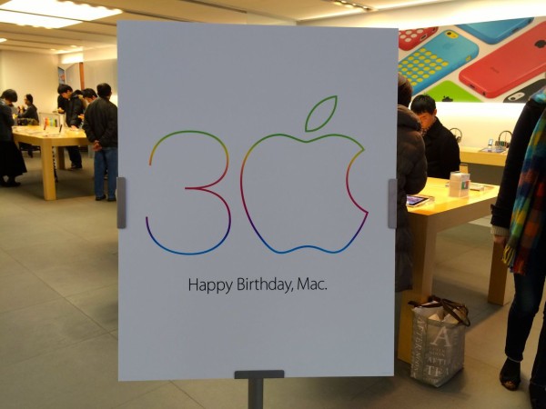 1 26 アップルストア名古屋栄にもmac 30周年記念ポスターを展示 スタッフtシャツも 3 Happy Birthday Mac 仕様に Apple Brothers Loves Mac