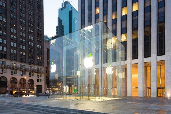 4 22 Apple 地球環境について考える Earth Day アースデイ に合わせ 各国のapple Retail Storeのappleロゴの葉をグリーンに装飾 Apple Brothers Loves Mac