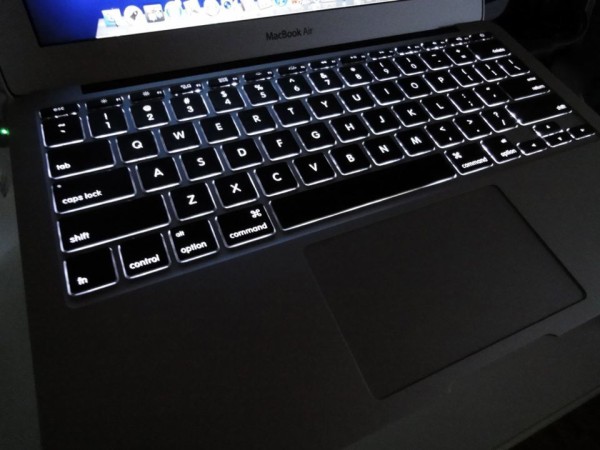 アップル MacBook Air 2011Mid 11インチ マックブックエアーヘコミ傷や汚れがあります