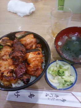 ランチ 焼き鳥丼はここじゃないとダメなんだ 鳥竹 二丁目店 渋谷 今日も上機嫌ってわけないだろ