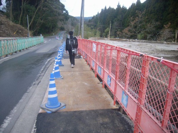 歩道部 敷鉄板設置しました。 : 道路改築工事（有明道路25-5工区）現場代理人ブログ