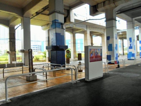 南船橋駅から ららぽーと に向かう高架下通路に歩く歩道ができていました 東京関東日帰り街歩き散歩ブログ A Blog That Took A Walk Around Tokyo