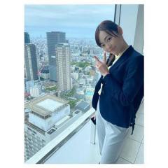 いいね 福原遥 高層ビルの窓際でピース姿 なまら速いスポーツ速報