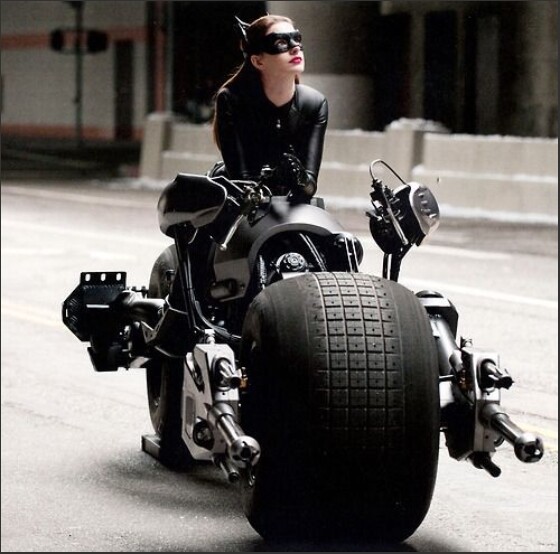 Catwoman (Anne Hathaway) on Batpod 1/3 Scale Statue : オトナ