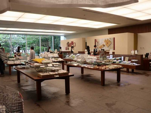 帯広の有名菓子店 六花亭 札幌本店 賞味期限2時間 雪こんチーズ と マルセイアイスサンド を食べる あさぴーのおいしい独り言 帯広の有名菓子店 六花亭 札幌本店 賞味期限2時間 雪こんチーズ と マルセイアイスサンド を食べる あさぴーのおいしい独り言