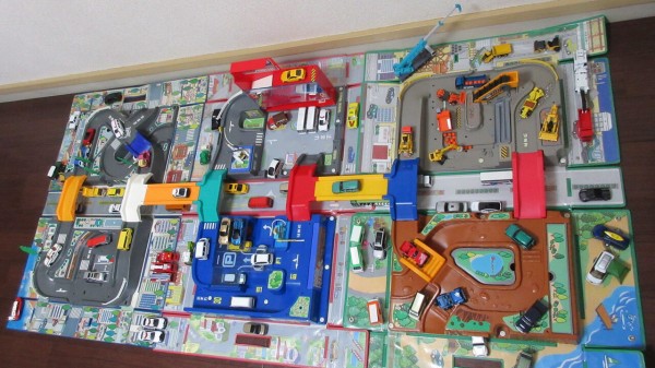 トミカ　DXおでかけ立体マップ赤 ＋サービス トミカ TOMY タカラトミーDXおでかけ立体マップ