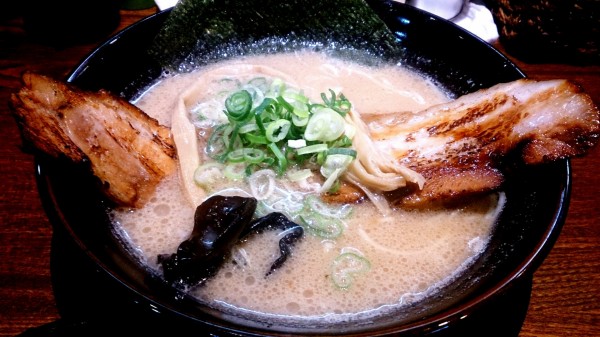 器からはみ出してしまう長過ぎるダイナミックチャーシュー あかつき一宮本店 愛知県一宮市今伊勢町本神戸字高野池43 2 Airの食べログ日記 岐阜 尾張 名古屋を中心に