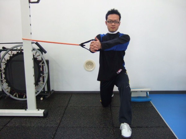 片膝立ちチューブサイドプル トレーニング説明