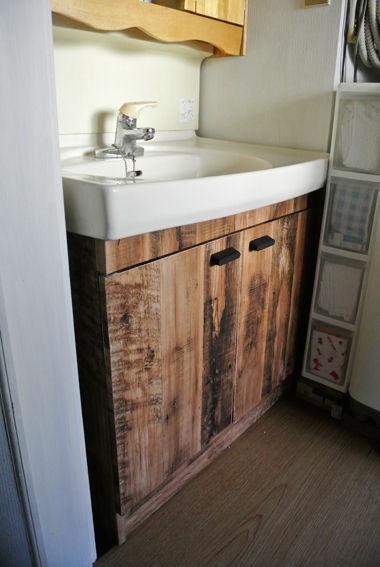 洗面台下の収納の扉に木目の壁紙を貼りました 主婦も歩けばアートに出会う