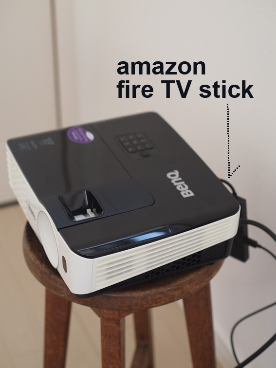 Amazon「Fire TV Stick」をプロジェクターにつなげて、春休みは映画