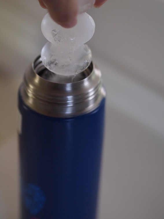 不思議なカタチの保冷ボトル用氷は １００均の製氷皿で aula powered by ライブドアブログ